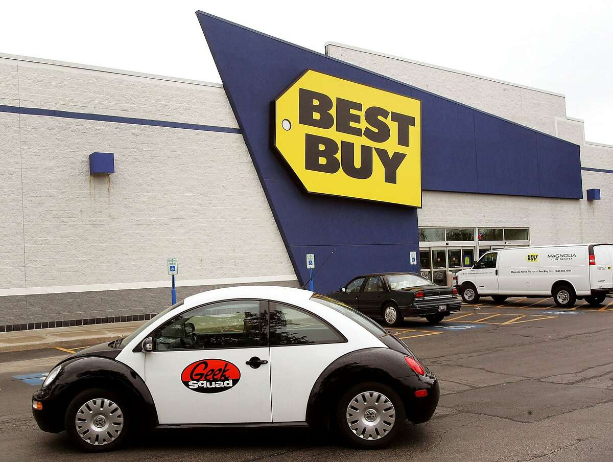 NILES, IL - JUNE 06: "Geek Squad" double agent Moira Hardek leaves for a service call from a Best Buy store June 6, 2006 in Niles, Illinois. Best Buy is reportedly testing their "Geek Squad" computer service and technical repair in ten Office Depot stores in Orlando, Florida. (Photo by Tim Boyle/Getty Images)