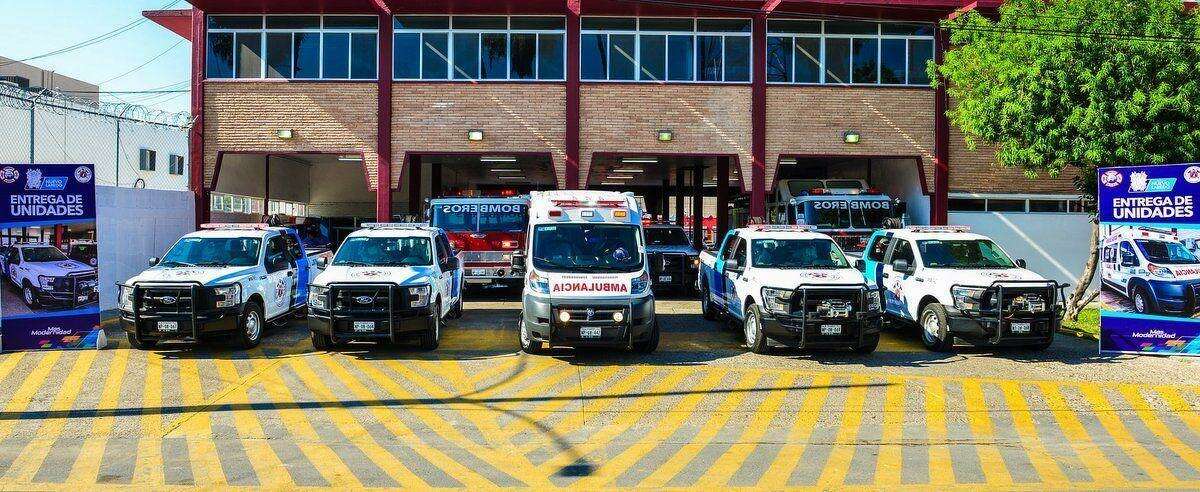 El gobierno municipal entregó dos unidades apagadoras, una ambulancia y cinco camionetas pick up completamente equipadas al Departamento de Bomberos. m