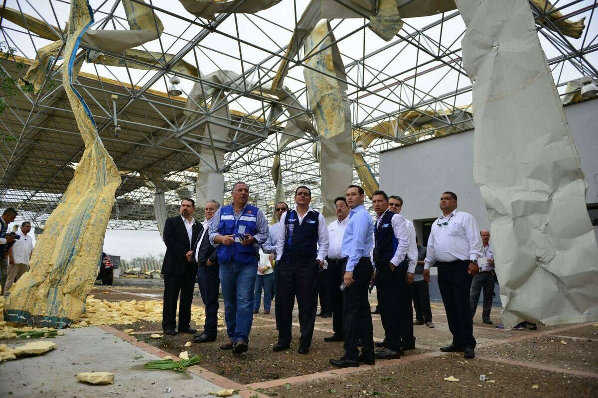 El Presidente Municipal de Nuevo Laredo Enrique Rivas junto a funcionarios de aduanas observa los daños causados por la tormenta en el Puente del Comercio Mundial.