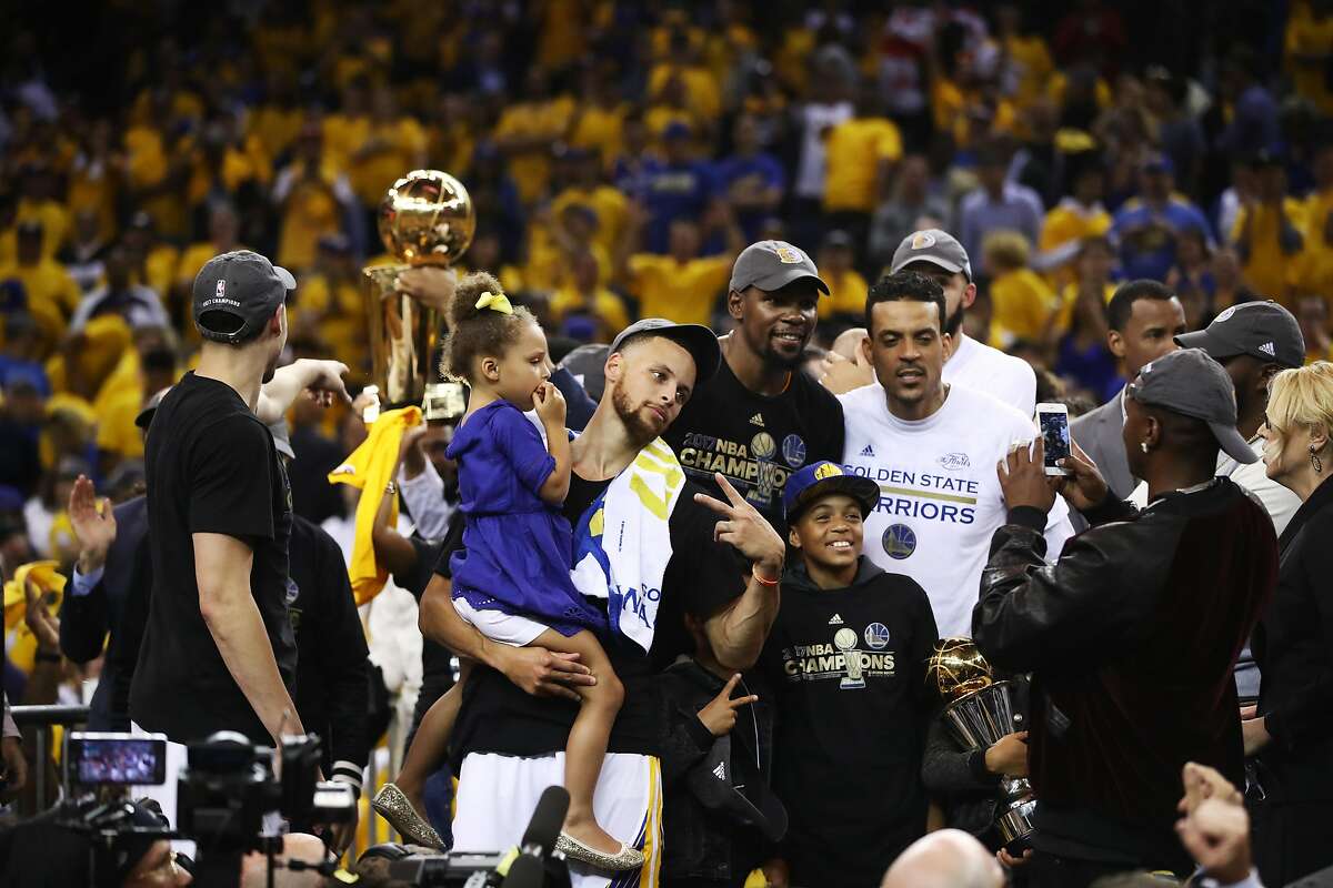 The Curry family's official NBA championship portrait is incredibly ...