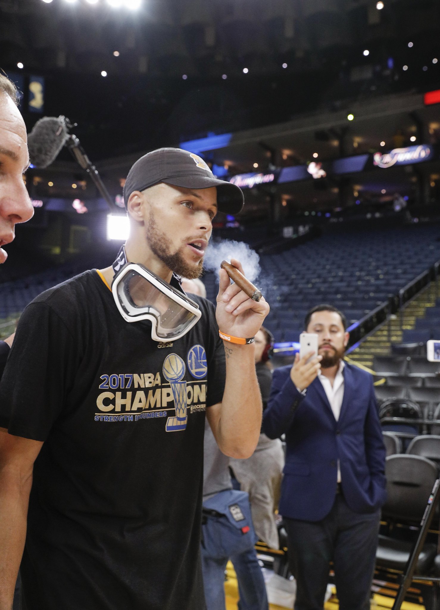 The story behind Steph Curry's cigar after winning the Finals - SFGate