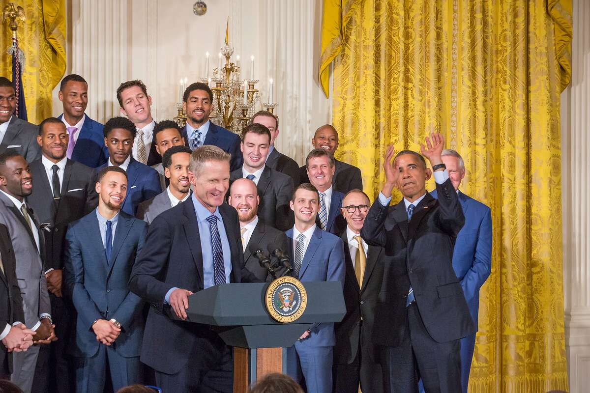 WASHINGTON, DC Ð On Thursday, February 4, Golden State Warriors head basketball coach Steve Kerr speaks in the East Room of the White House as the team looks on and President Obama pretends to shoot a jumper. (Photo by Cheriss May/NurPhoto) (Photo by NurPhoto/NurPhoto via Getty Images)
