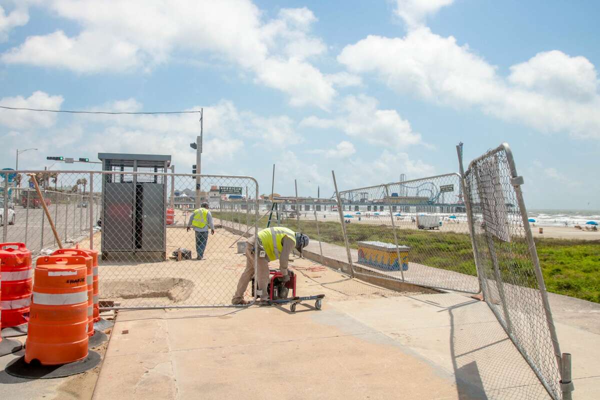 The first Portland Loo bathroom arrives at Galveston Seawall