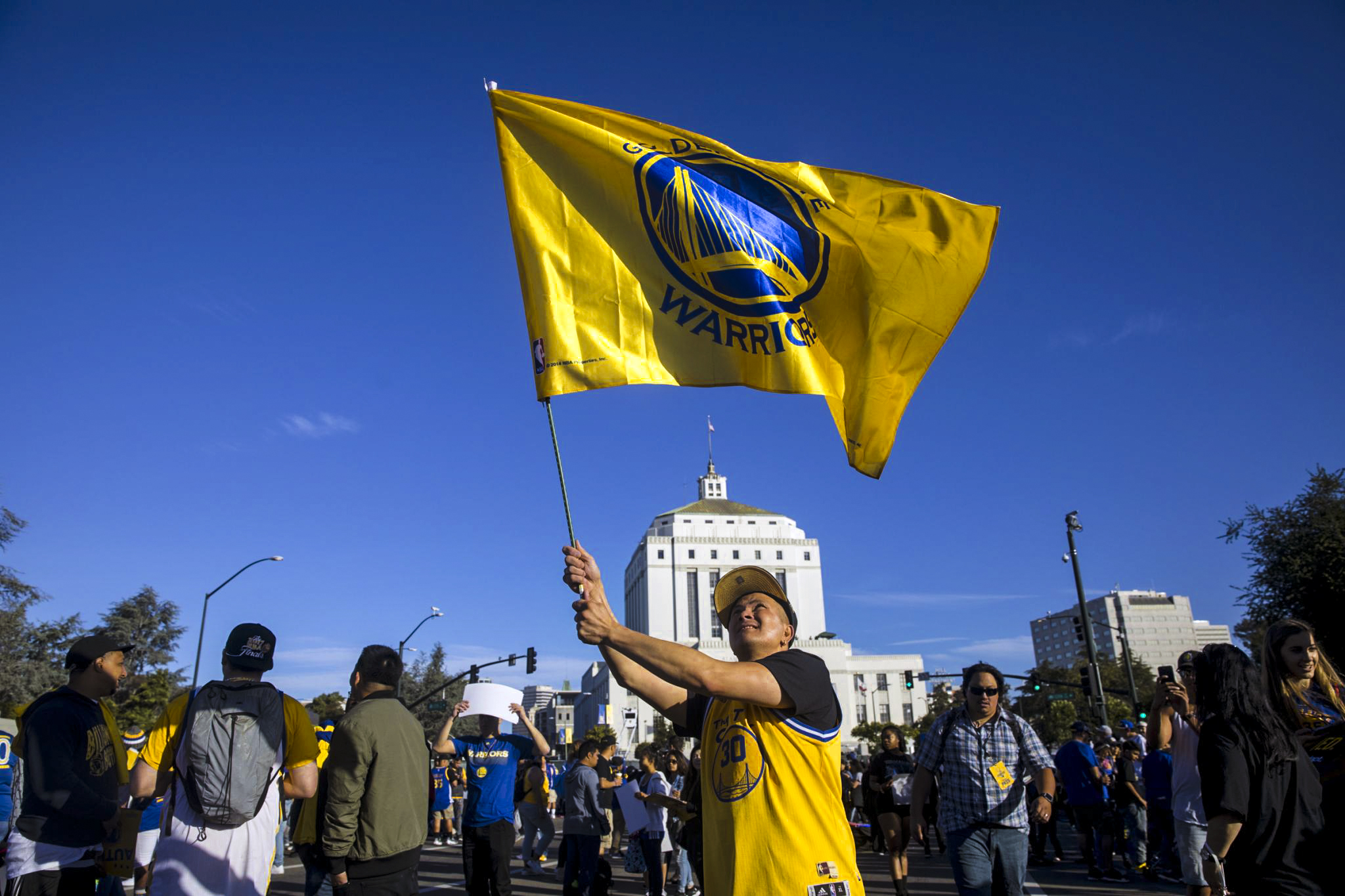 Fans line up for Golden State Warriors NBA championship parade