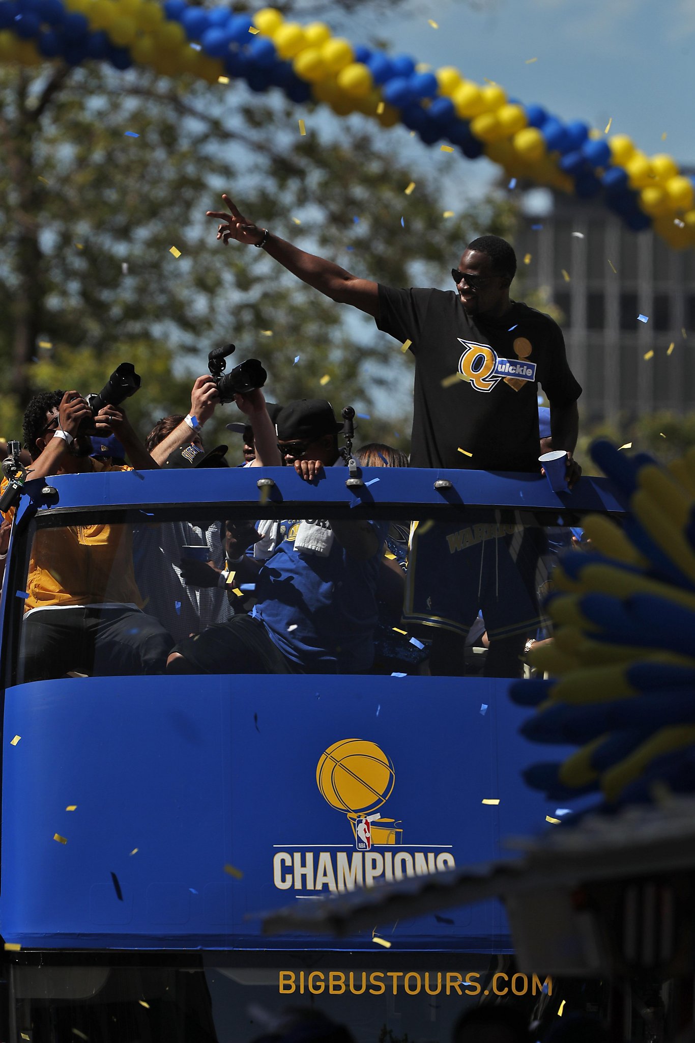 Draymond trolls the Cavs with his parade T-shirt, sparking a