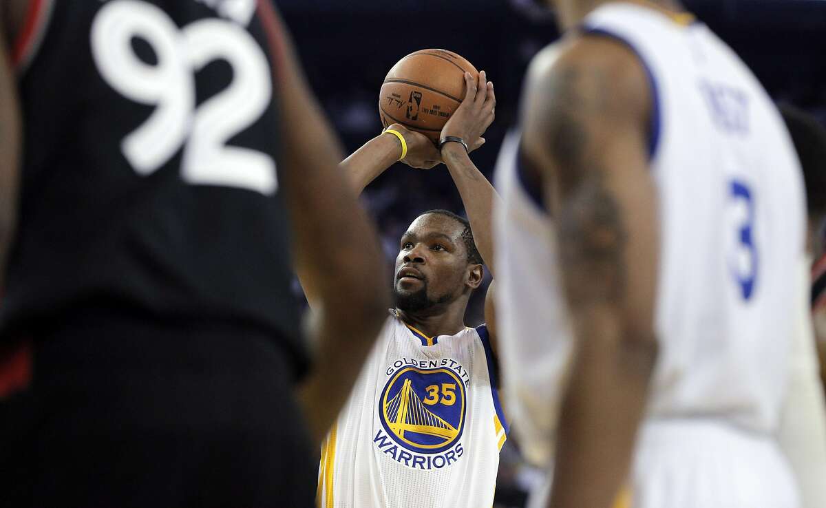 Kevin Durant (35) shoots a free throw in the first half as the Golden State Warriors played the Toronto Raptors at Oracle Arena in Oakland, Calif., on Wednesday, December 28, 2016.