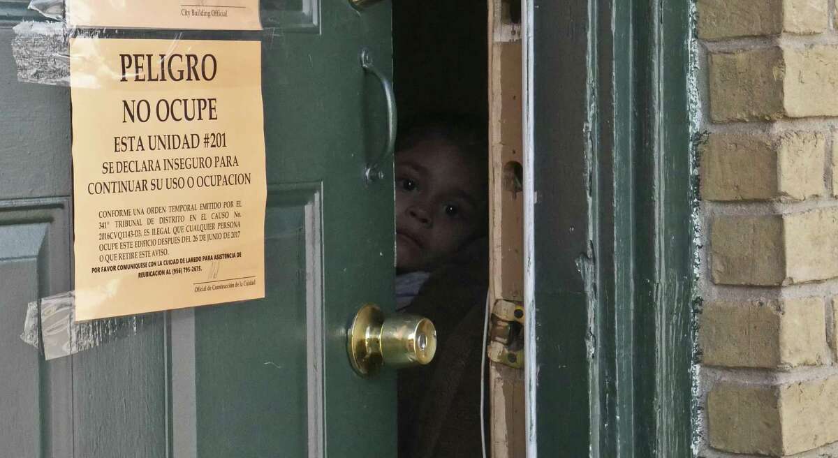 Un niño observa desde el interior de un apartamento del complejo Dellwood que deberá ser evacuado en los próximos días.