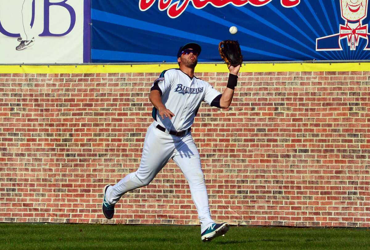 Ozzie Guillen makes a brilliant barehanded play 