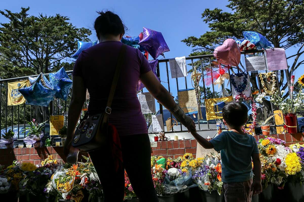 2017年6月18日，周日，在加州旧金山钻石高地购物中心的纪念地点，陈玛丽和4岁的儿子达米安·吴(Damien Wu)宣读了给上周UPS枪击事件受害者之一迈克·莱夫蒂(Mike Lefti)的留言。