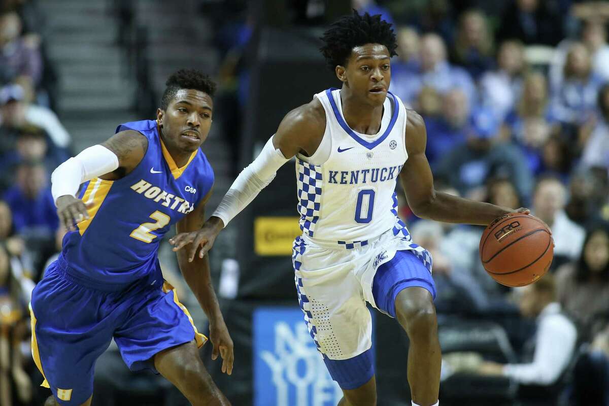 NEW YORK, NY - DECEMBER 11: De'Aaron Fox #0 of the Kentucky Wildcats drives the ball up court against the Hofstra Pride in the first half of the Brooklyn Hoops Winter Festival at Barclays Center on December 11, 2016 in the Brooklyn borough of New York City. (Photo by Michael Reaves/Getty Images)