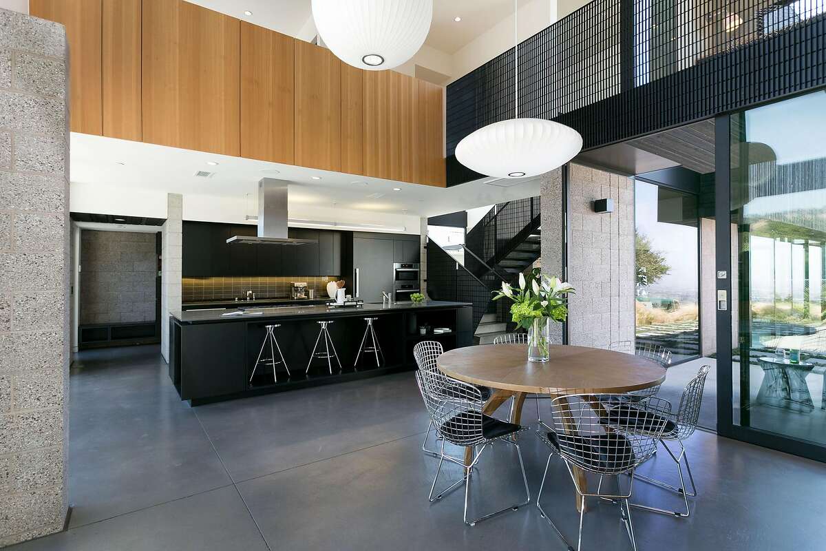 Japanese accents fill ultramodern Oakland view home