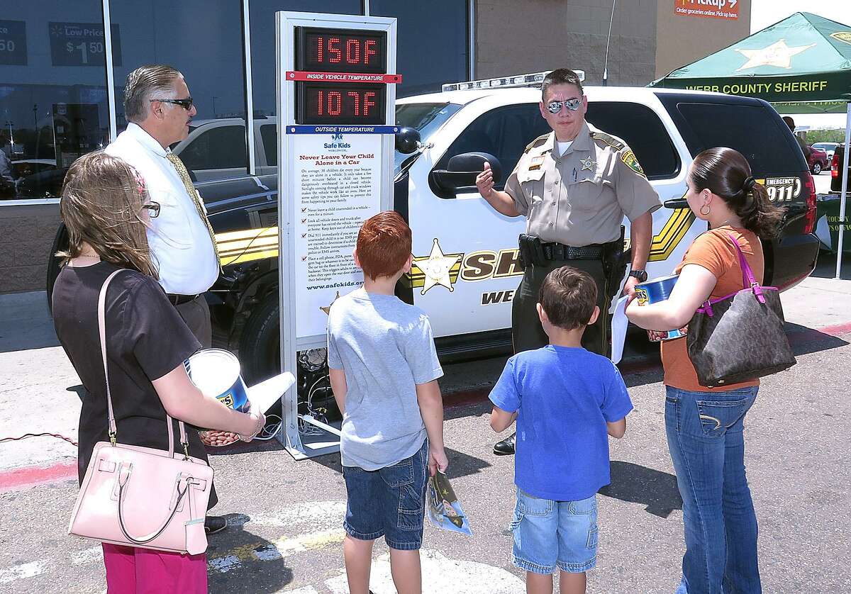 Foto de archivo. El Alguacil Martin Cuellar explica el riesgo de dejar niños dentro de los autos durante el verano.