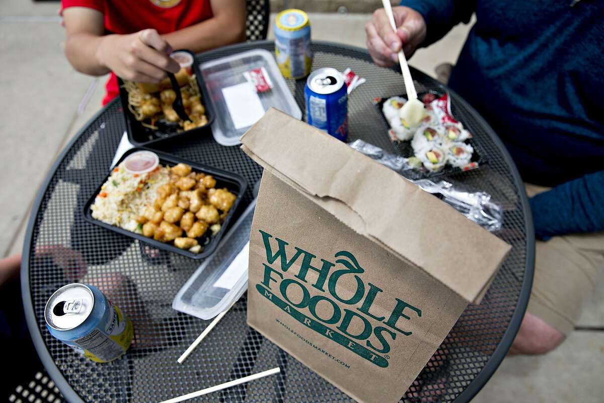 Customers eat lunch outside a Whole Foods Market in Naperville, Illinois, on June 16, 2017. (MUST CREDIT: Daniel Acker/Bloomberg)
