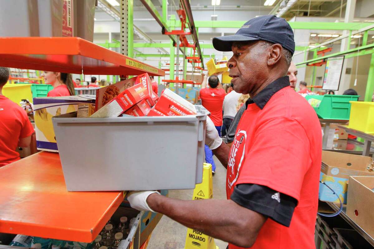 Houston Rockets former player Calvin Murphy worked at Houston Food Bank Tuesday, June 20, 2017, in Houston. ( Steve Gonzales / Houston Chronicle )