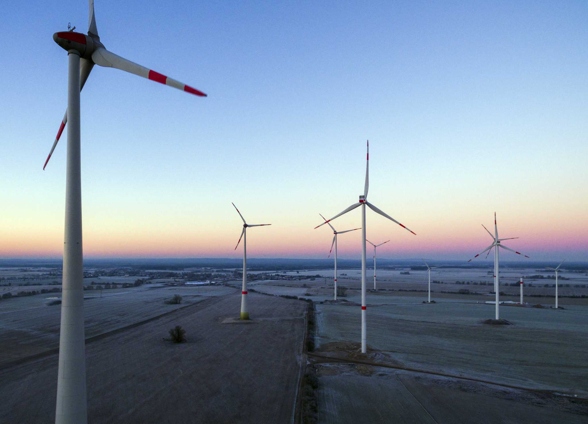 Жел станция. Ветровая энергия энергия в Узбекистане. Ветряные электростанции. Ветровая электростанция. Ветряные мельницы в Казахстане.