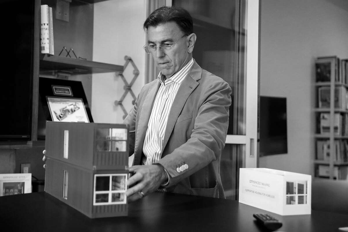 帕特里克。肯尼迪,开发人员将构建小,可叠起堆放的免费住房租他们的城市选择为无家可归的人提供住房,展示了一个模型“微板”在他的办公室在旧金山。