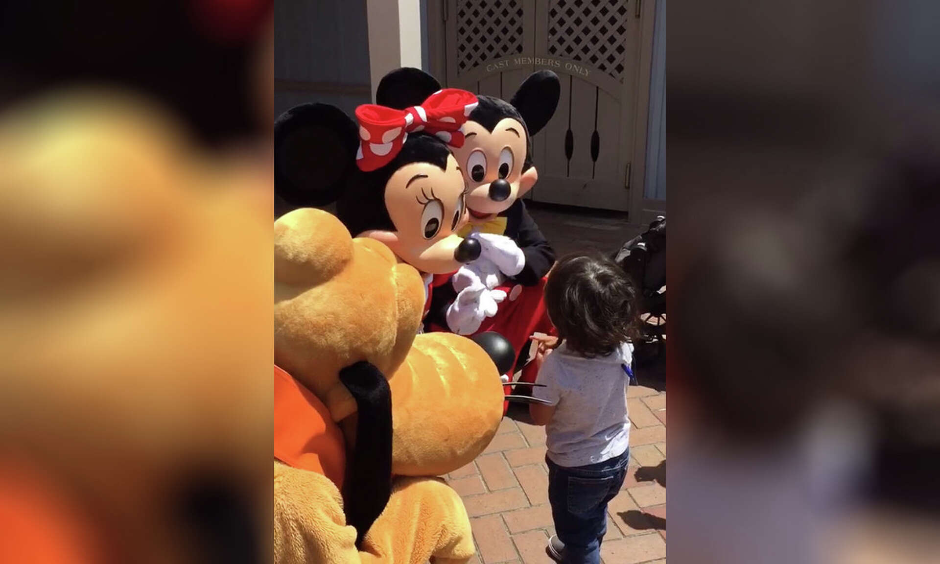Watch Mickey and Minnie surprise deaf child by signing back