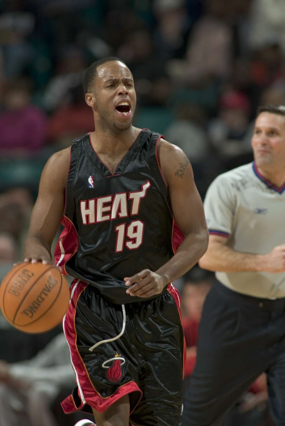 Cavaliers suspend J.R. Smith for throwing bowl of soup at Damon Jones