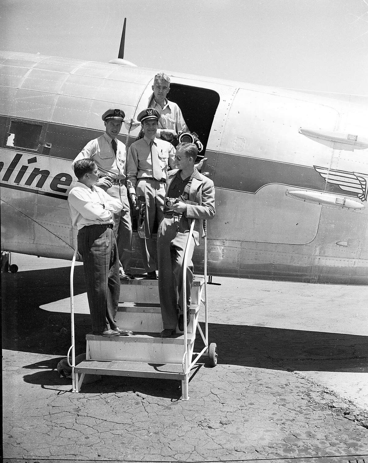 1948年7月12日，巴尼·彼得森搭乘美国联合航空公司的干线客机，拍摄了一些太浩湖、Sierra山麓和优胜美地的照片