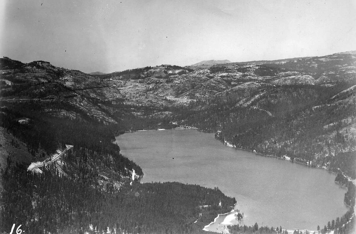 1948年7月12日，巴尼·彼得森搭乘美国联合航空公司的干线客机，拍摄了一些太浩湖、塞拉山麓和约塞米蒂的照片。这是唐纳湖的照片。