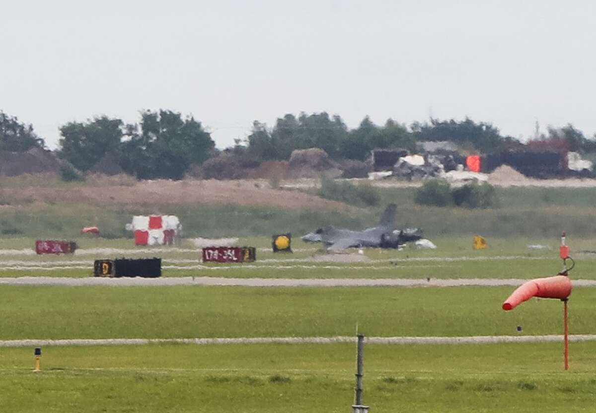 An F-16 fighter jet that crashed at Ellington ﻿Airport on Wednesday did not appear to have ever been fully airborne, authorities said. The pilot was forced to eject during takeoff.