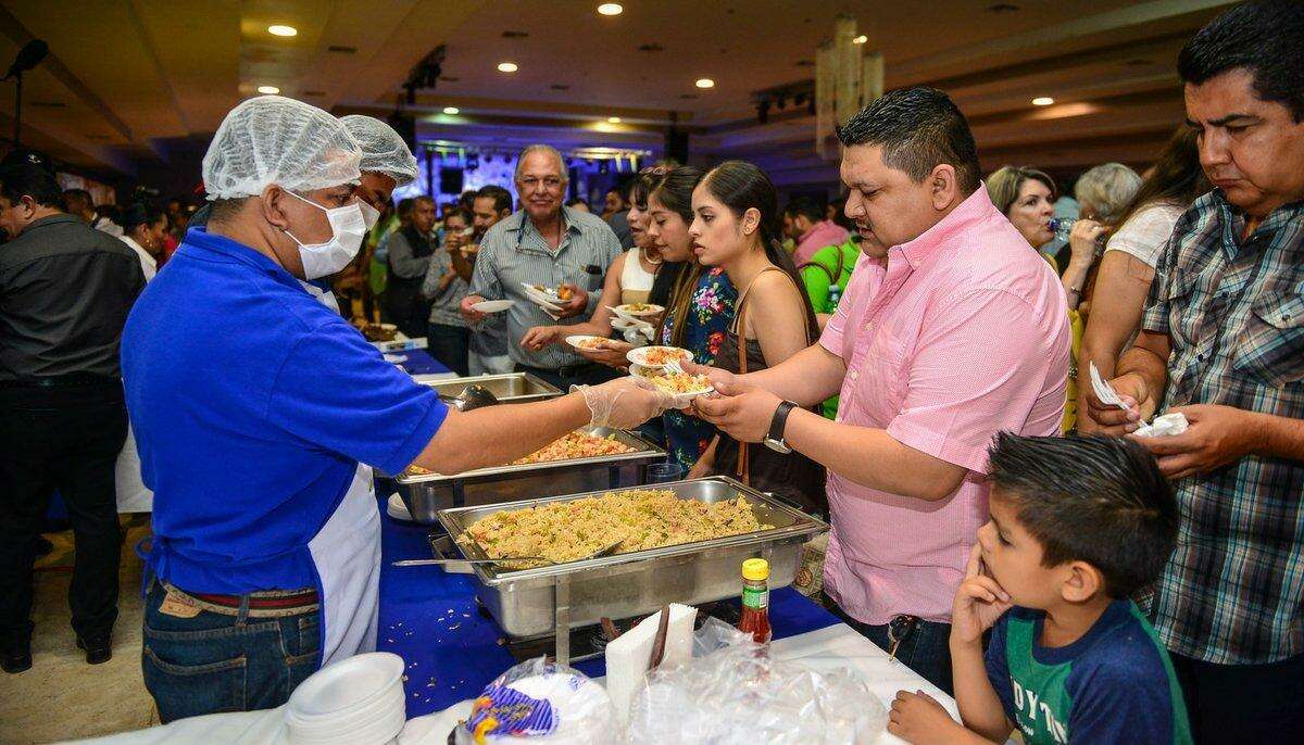 Residentes de Nuevo Laredo, México disfrutan de la muestra gastronómica organizada por el gobierno municipal y la Asociación de Restauranteros de Nuevo Laredo en la Cueva Leonística.