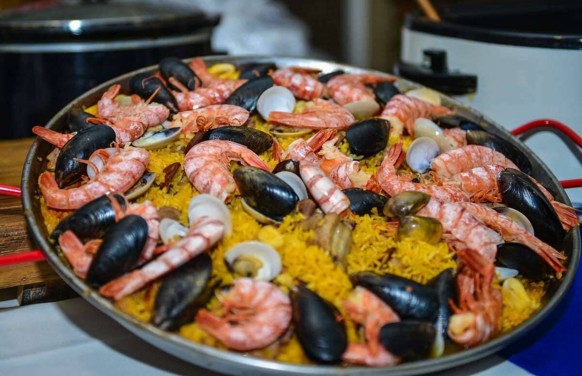 Imagen muestra un plato de Paella, platillo original de Valencia, España consiste de arroz y mariscos frescos.