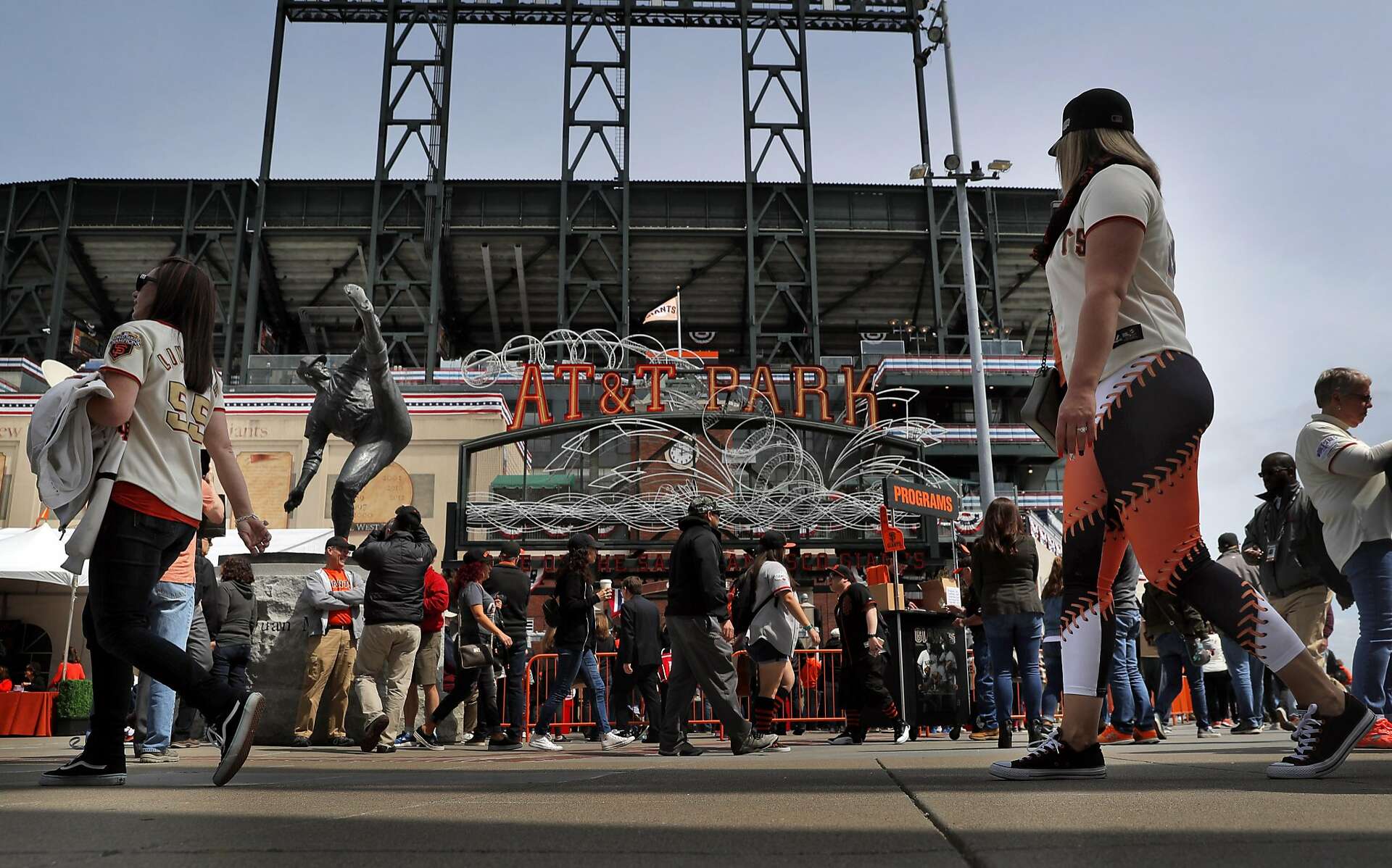 Giants fans celebrate home opener with high hopes, hot dogs