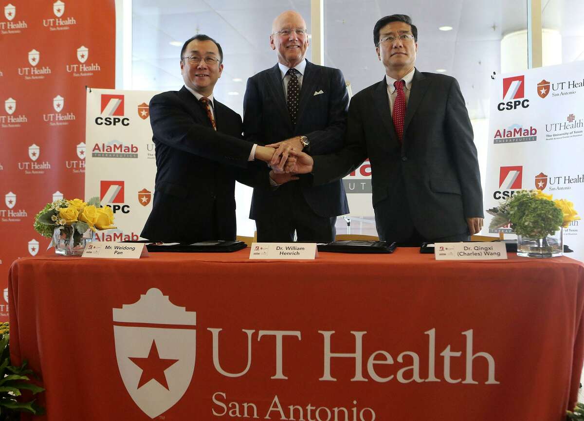 Dr. William Henrich (center), president of UT Health San Antonio, CSPC CEO Weidong Pan Weidong Pan (left) and Dr. Qingxi “Charles” Wang celebrate the official signing of global research and license agreements.