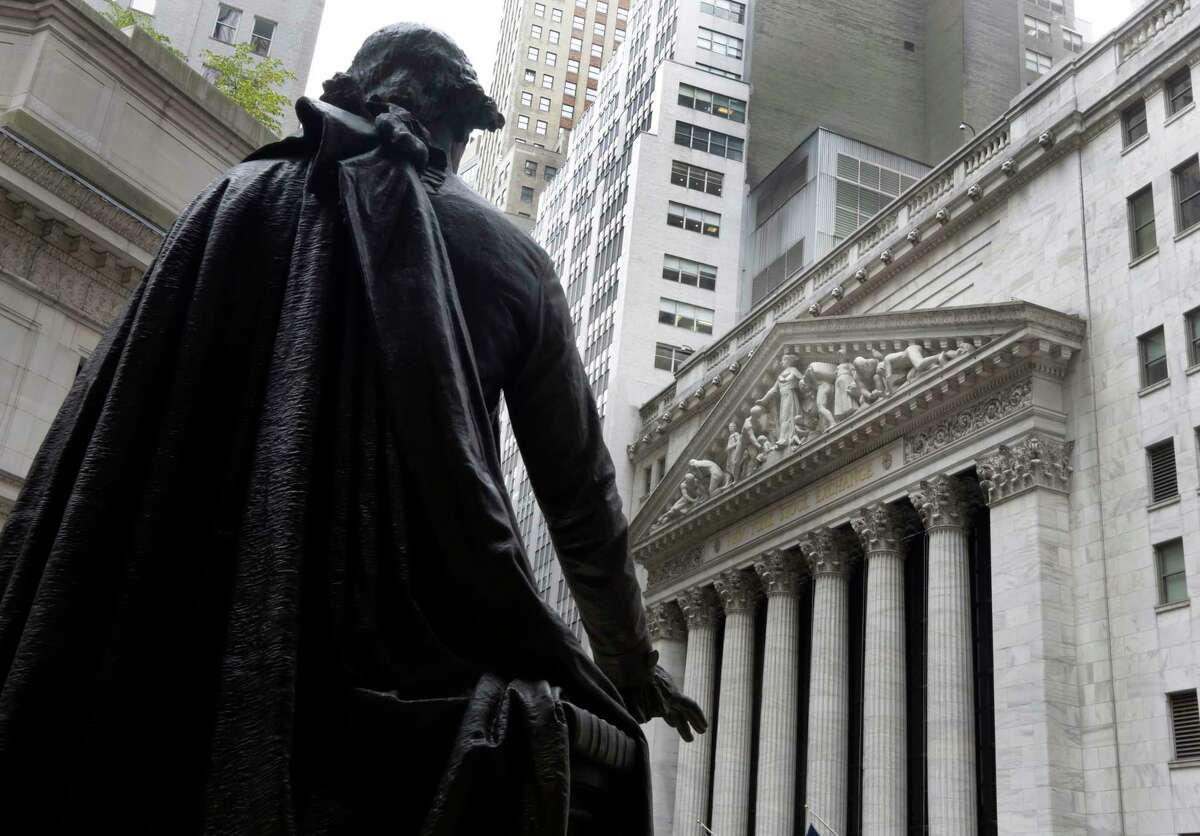 A statue of George Washington at Federal Hall faces the facade of the New York Stock Exchange.﻿