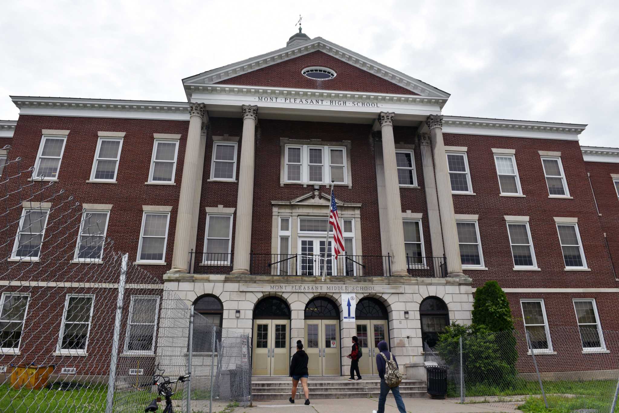 Staff storages force two middle schools to cancel in-person learning in Albany and Schenectady - Vimarsana News