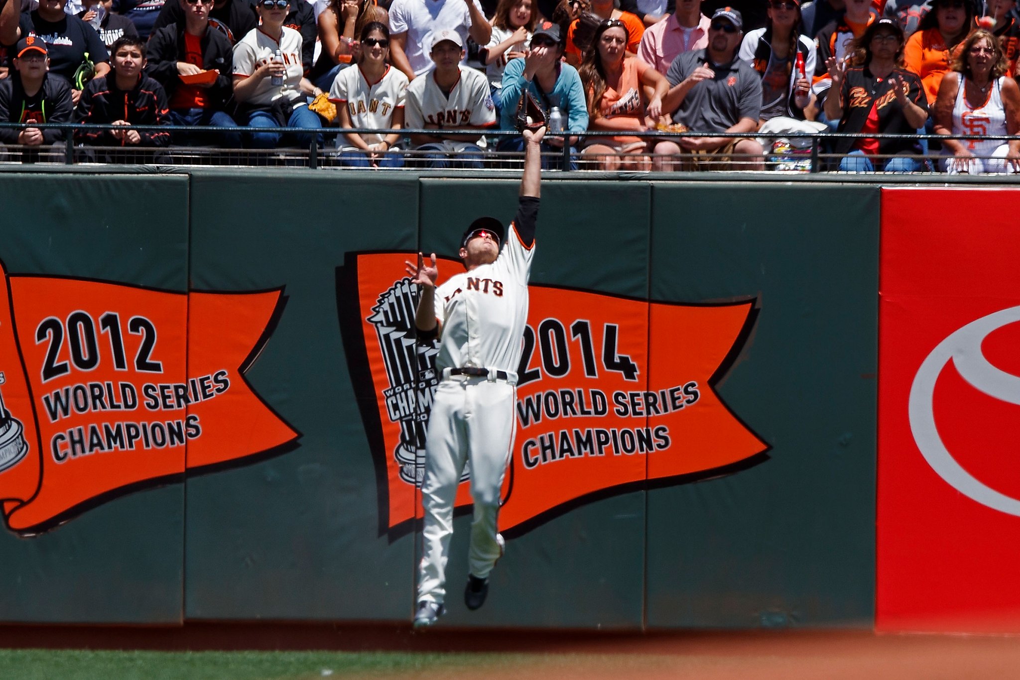 Giants rookie Slater leaves with injury