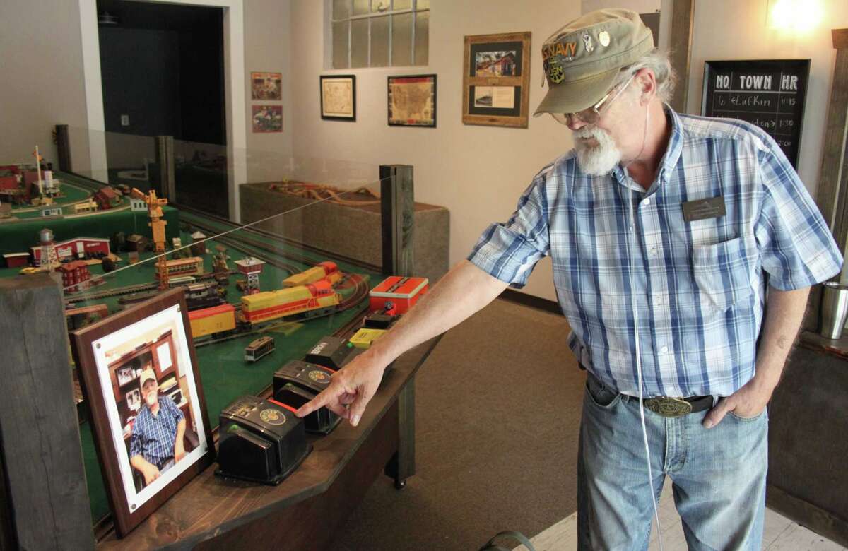 Cleveland museum sets up model train depot