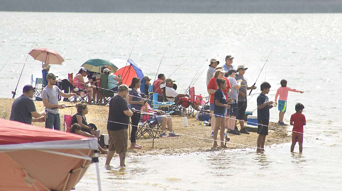 Familias se reúnen para pasar tiempo de calidad practicando la pesca durante el evento Fishing Derby en su edición 20 que se llevó a cabo en el Lago Casa Blanca, el sábado por la mañana.