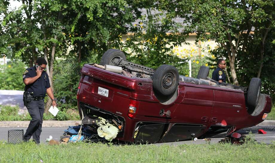 One dead after 2car crash near downtown Houston Chronicle