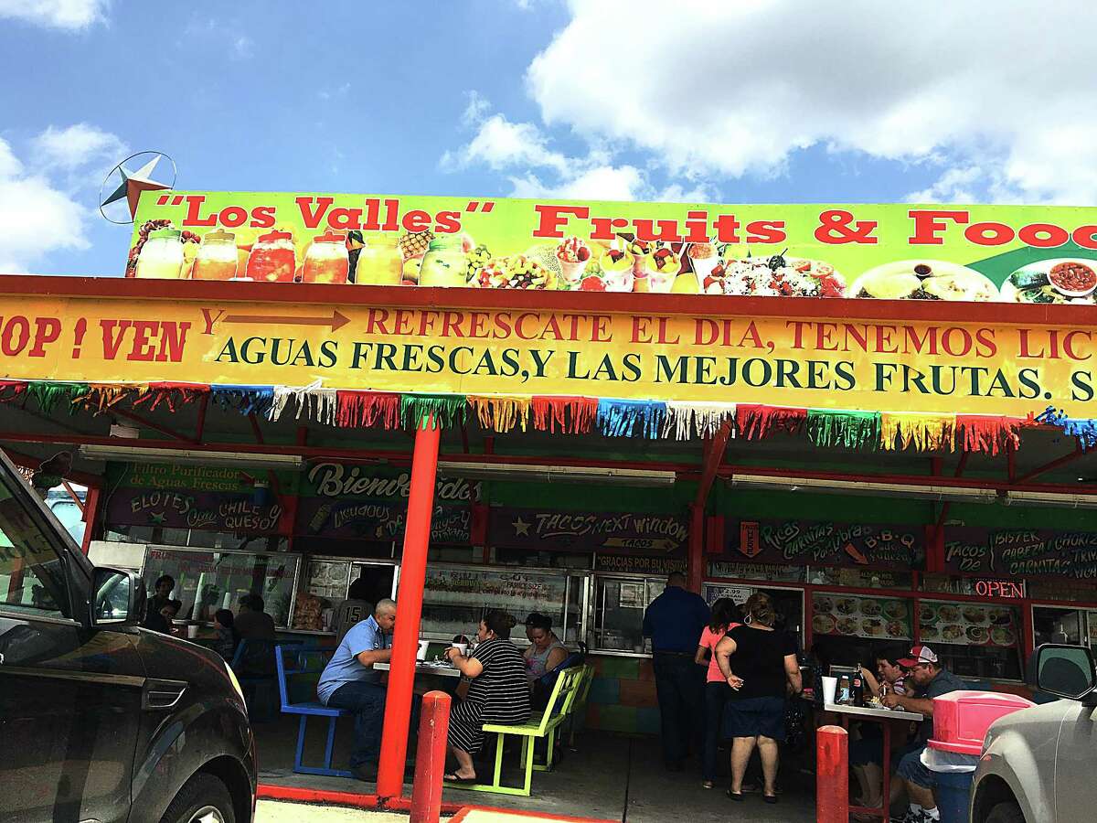 Los Valles, a frutería and taquería on Nogalitos Street.