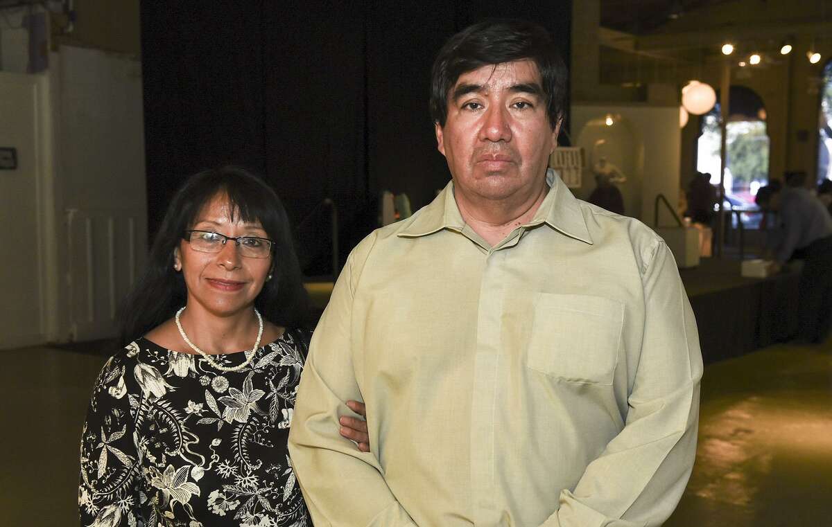 Leonor González y Nabor Sergio Luna González en el Centro para las Artes de Laredo durante la exposición fotográfica Agave Azul organizada por el Consulado de México en Laredo.