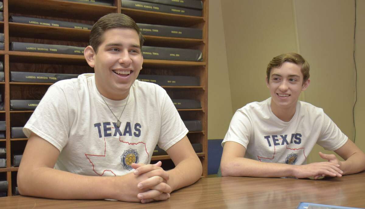 Teodoro "Ted" García y Creston Jackson hablan sobre sus experiencias en Texas Boys State durante una entrevista en Laredo Morning Times el lunes.
