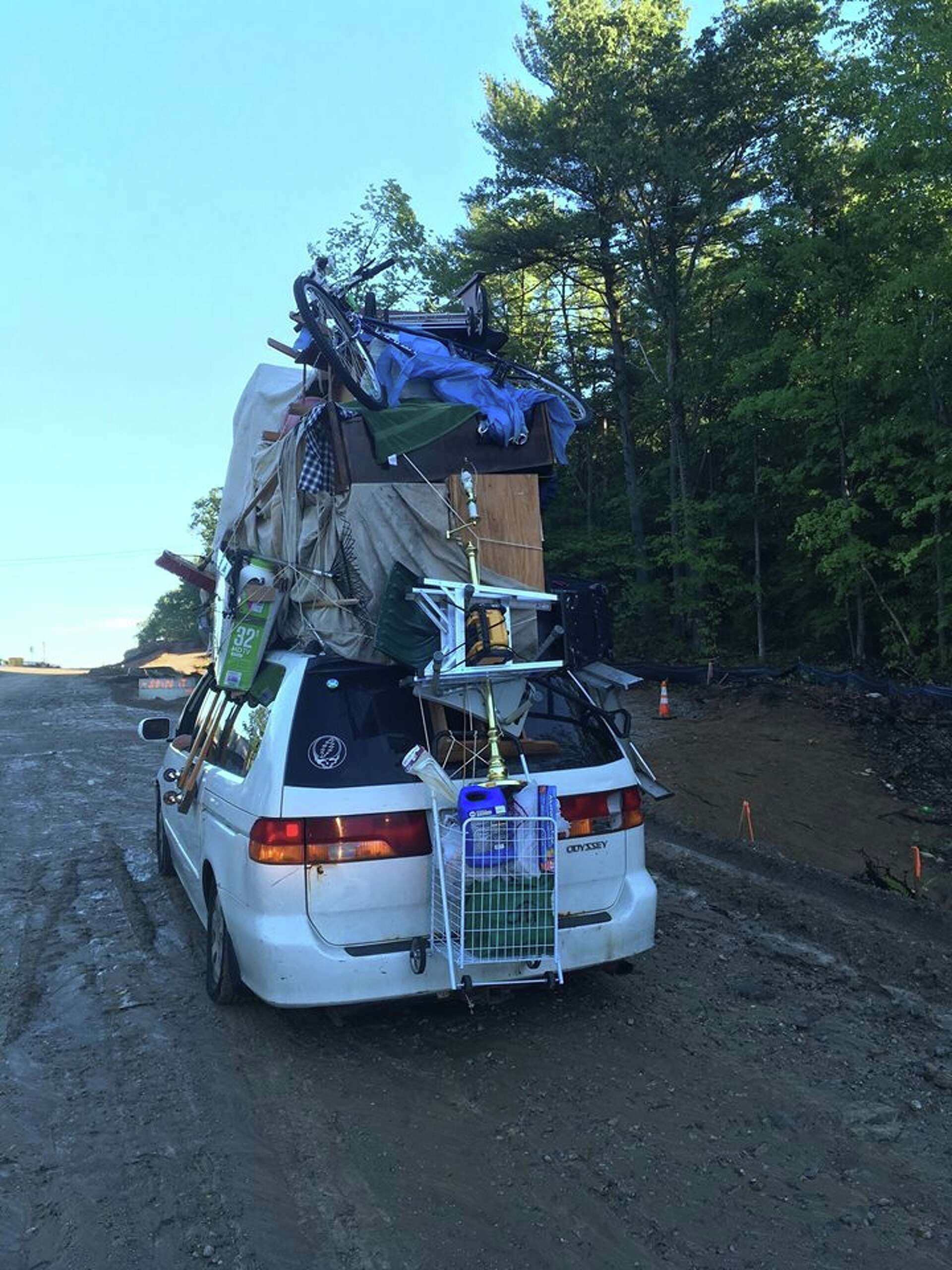 Here's the most overloaded van you'll ever see, image size:1920x2560