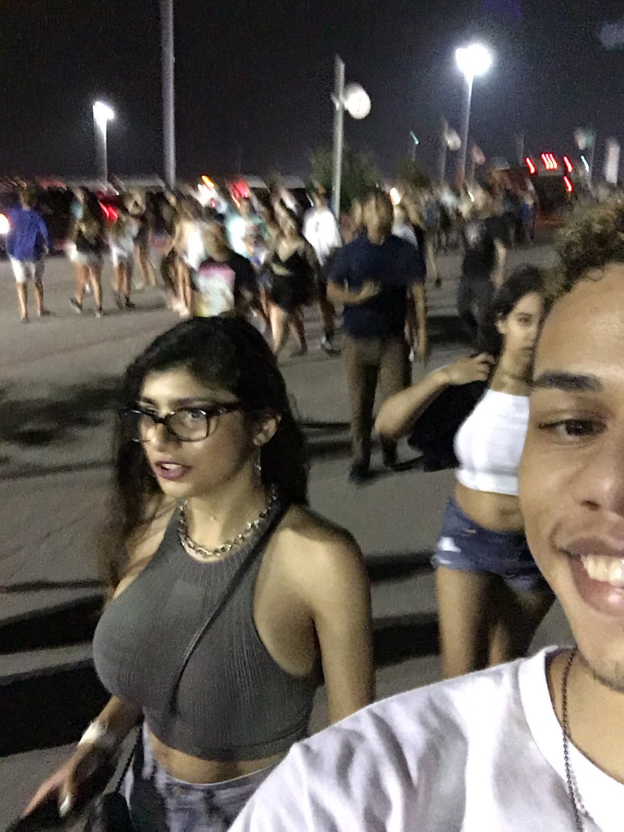 mia khalifa selfie taking face before she fan famous punched san antonio texas industry ex without him he gets