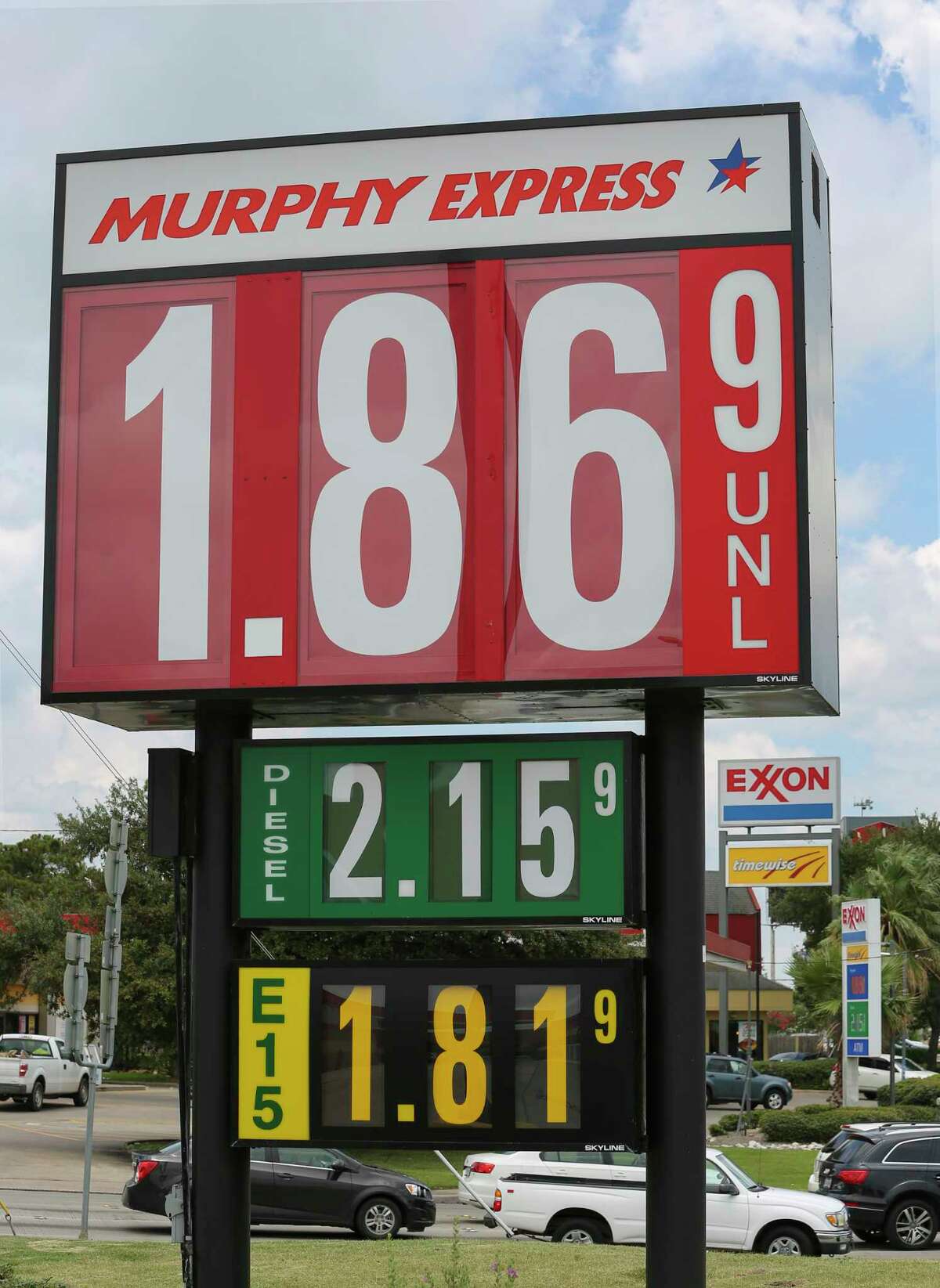 An Murphy Express gas station sits on Wayside Drive, just off Interstate 45 South, and its rival directly across the street, Exxon Mobil, have been battling for customers for months. And that battle has driven their prices down among the lowest in Houston Thursday, June 29, 2017, in Houston. ( Yi-Chin Lee / Houston Chronicle )