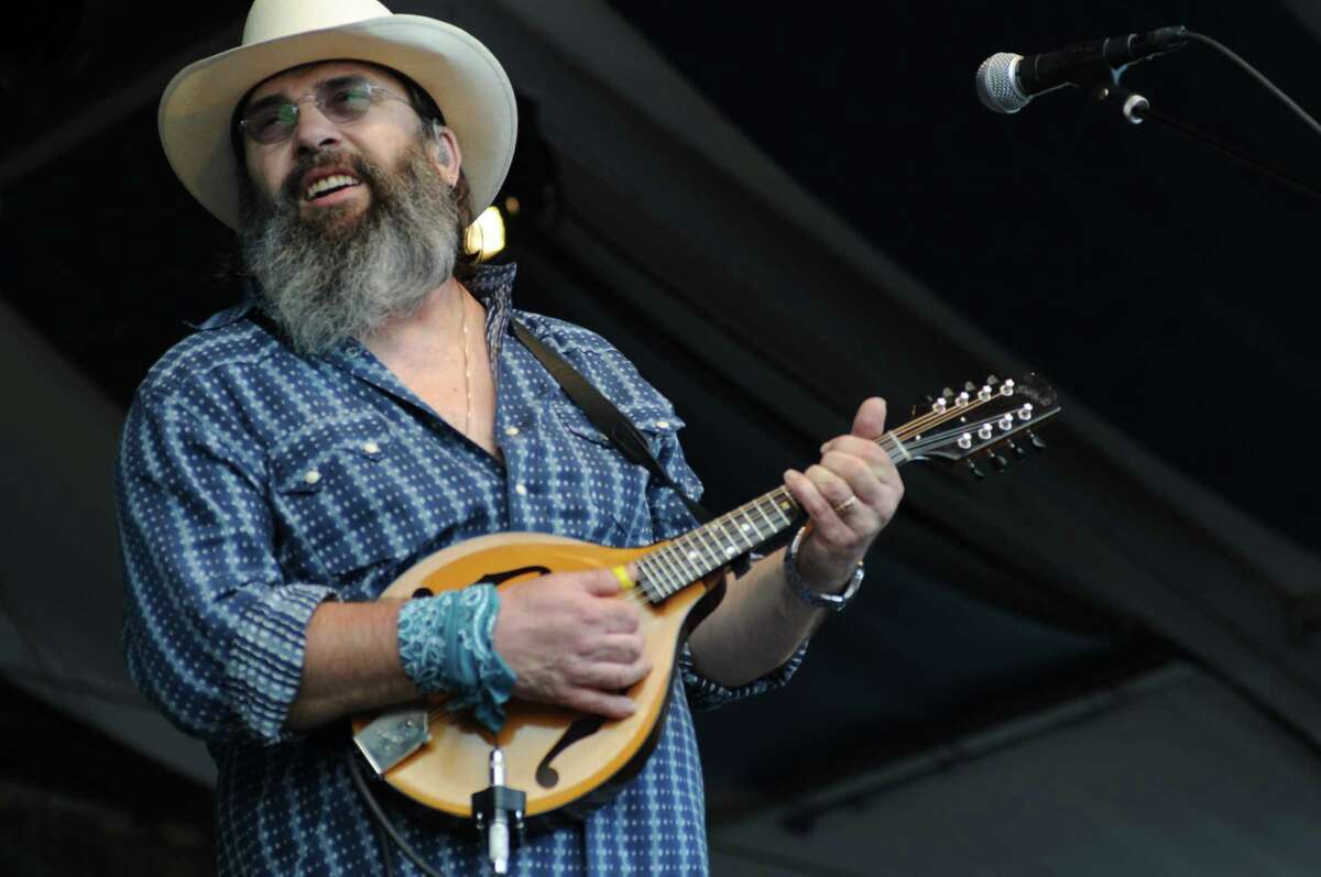 Country outlaw Steve Earle channels Waylon Jennings on latest album