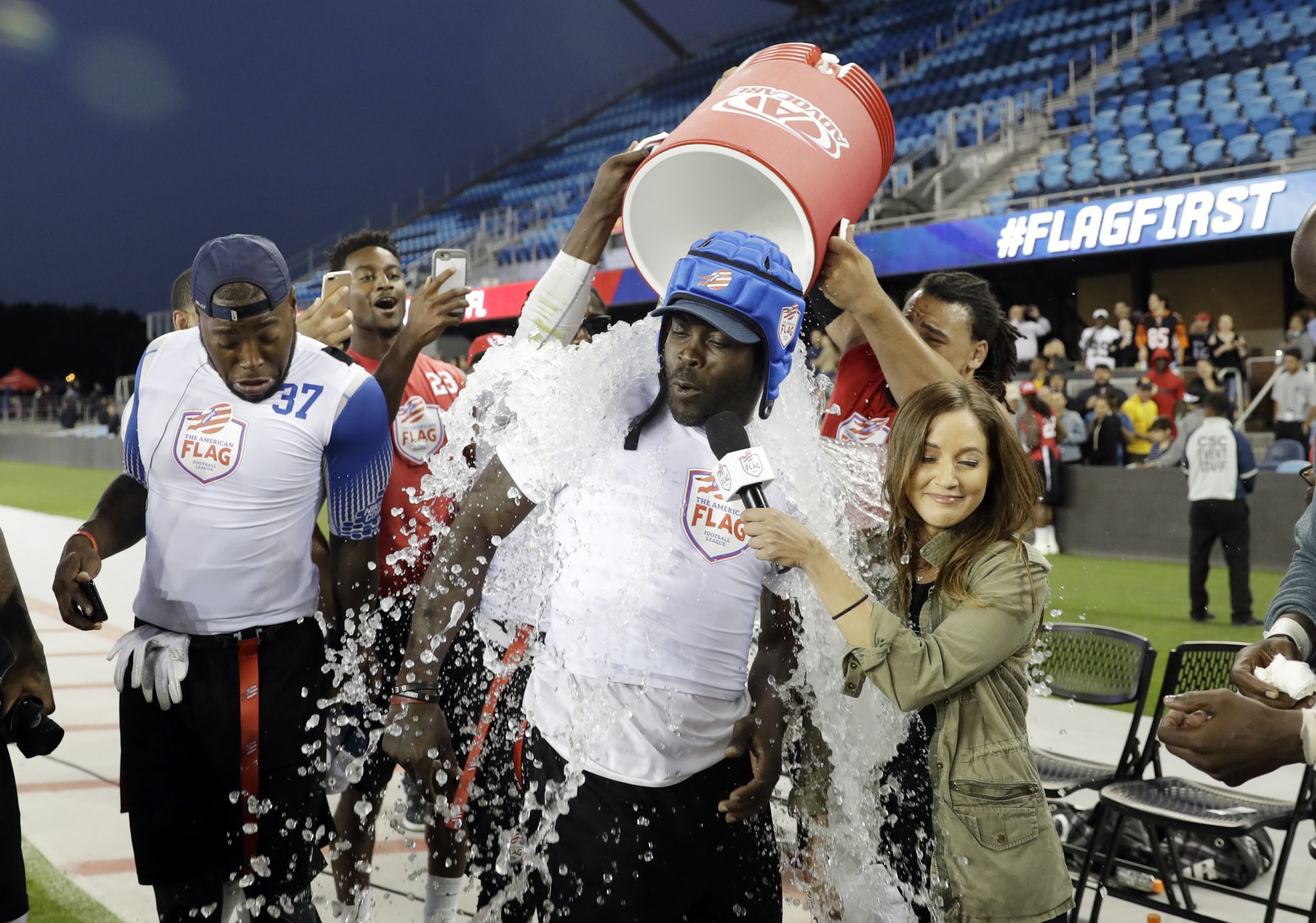 Michael Vick stars in flag football league's debut in San Jose