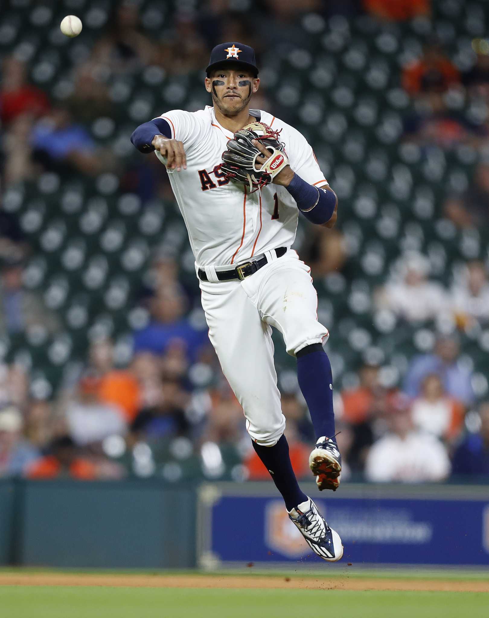 astros-carlos-correa-exits-tuesday-s-game-with-thumb-injury-houston