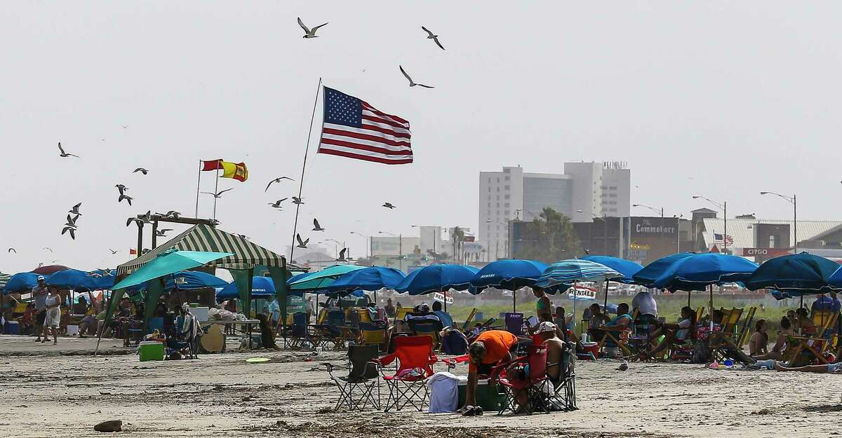 Tents, flags and seagulls crowd the seawall as people enjoy the beach over the long holiday weekend Saturday, July 1, 2017 in Galveston. ( Michael Ciaglo / Houston Chronicle )