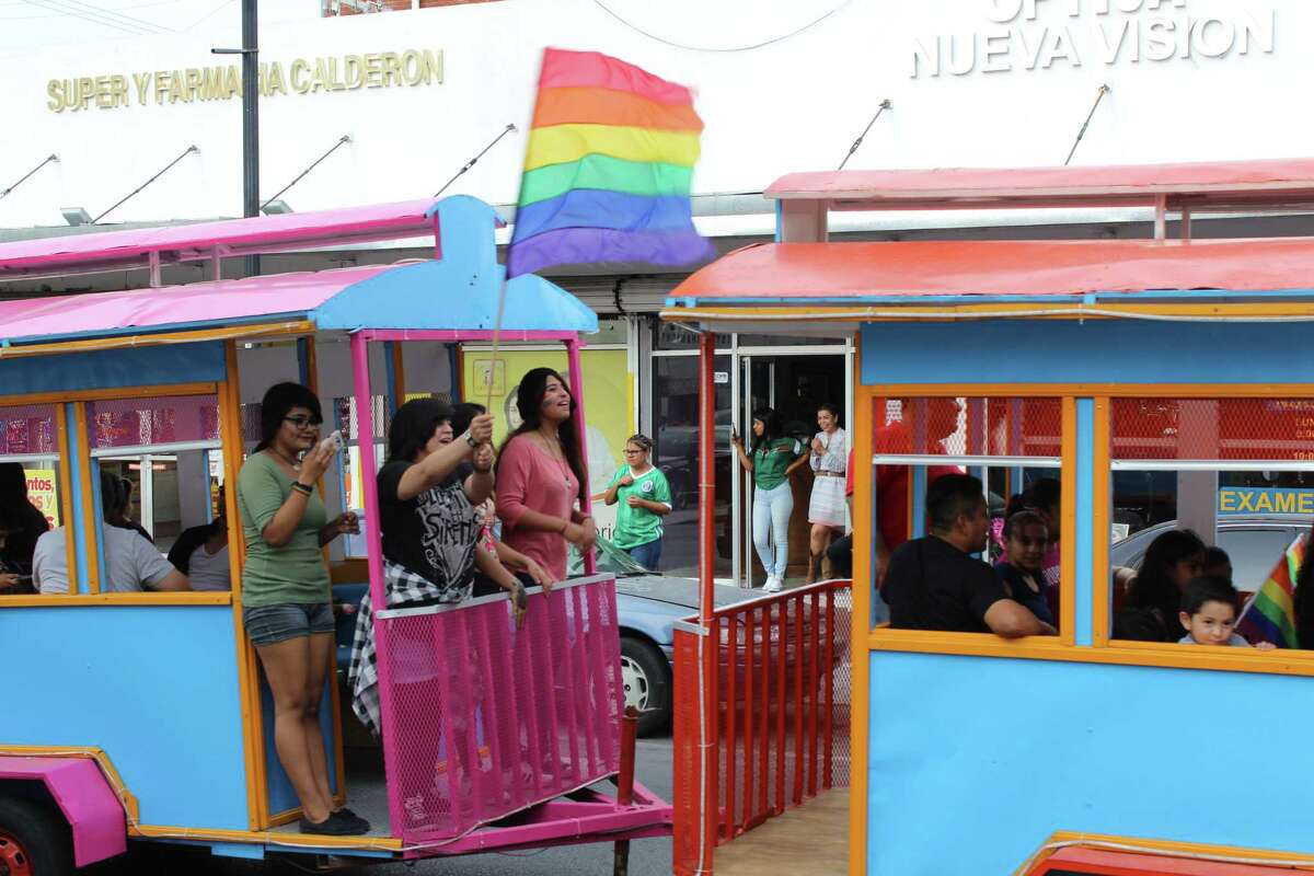 El festival del orgullo LGBT se realizó en la avenida Guerrero de Nuevo Laredo, México el sábado 24 de junio.