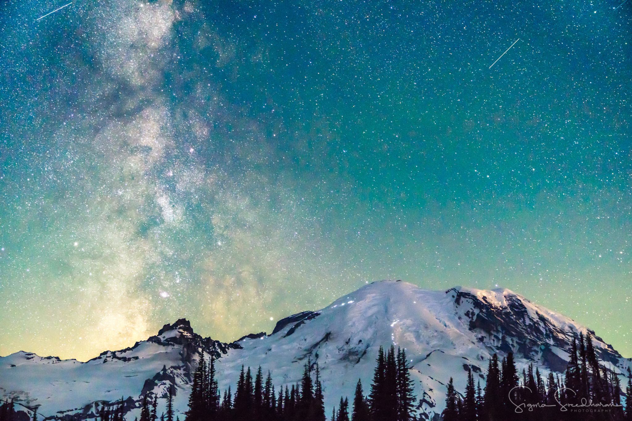 Cool time-lapse shows Milky Way descending behind Mt. Rainier