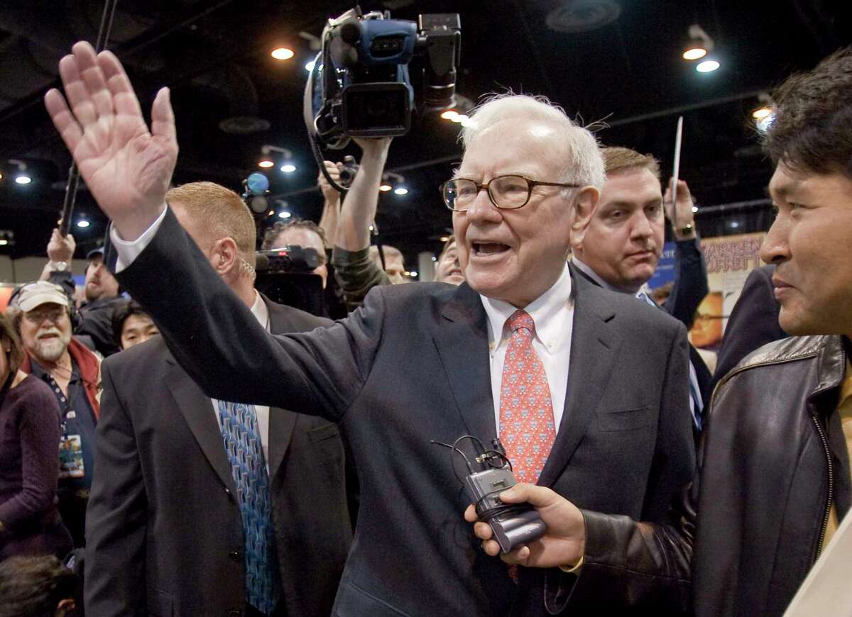 Warren Buffett, CEO of Berkshire Hathaway, right, waves to shareholders prior to the annual Berkshire Hathaway shareholders meeting in Omaha, Neb., Saturday, May 2, 2009. Billionaire Warren Buffett spoke briefly before the opening of the annual meeting for his Berkshire Hathaway Inc., expected to draw an audience of roughly 35,000 people. (AP Photo/Nati Harnik)