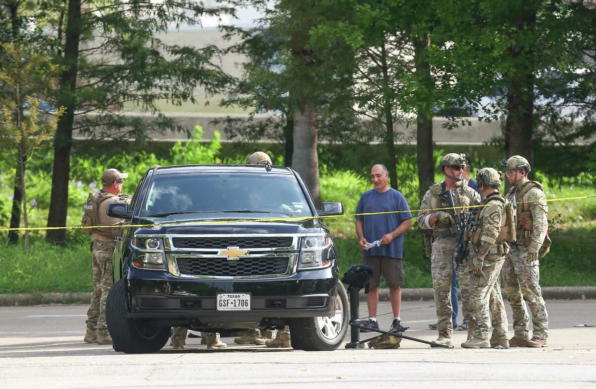 Houston police officers narrowly avoid gunfire, arrest two