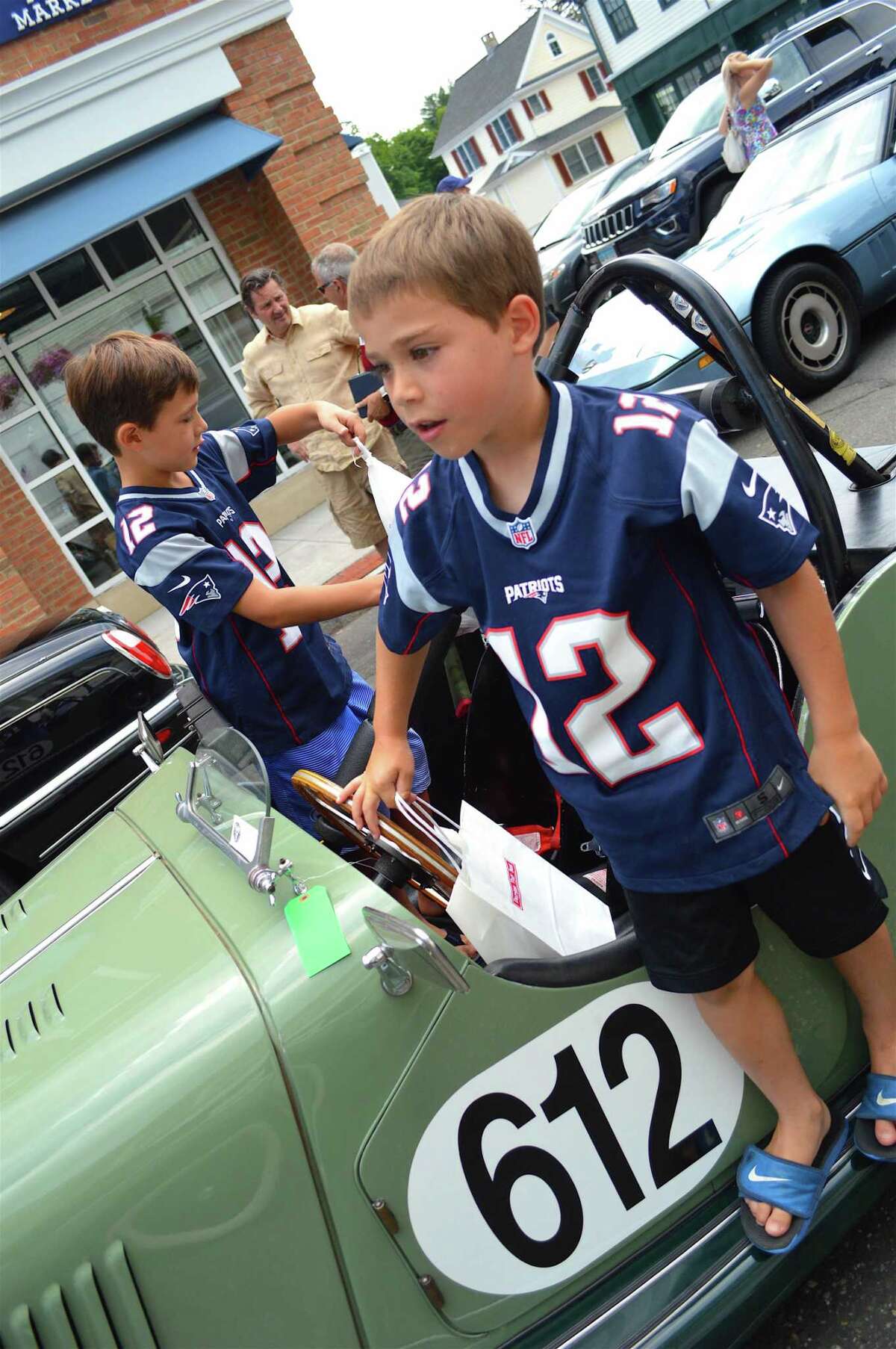 In Pictures Sidewalk sale brings out Darienites